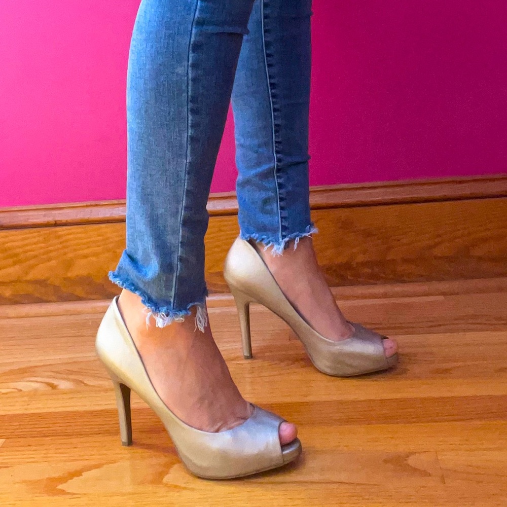 Peep toe, champagne stilettos - Picture 1 of 11